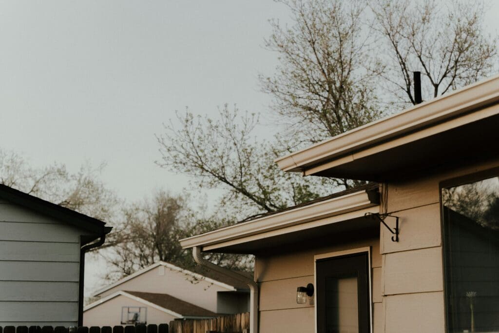 Why Do My Downspouts in Worthington Leak at the Seams or Joints ()